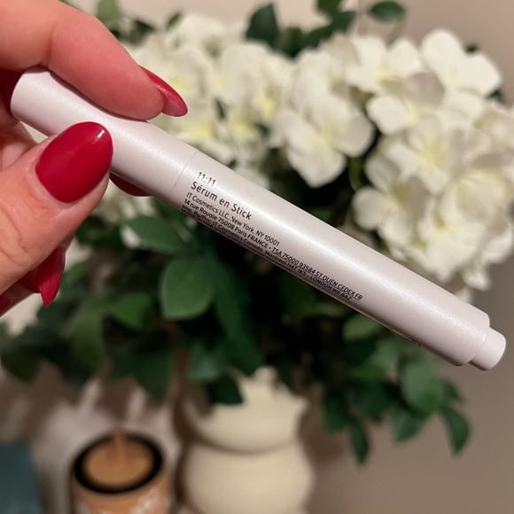 IT COSMETICS • PILLOW LIPS SOLID SERUM • 11:11 - Picture 2 of 3